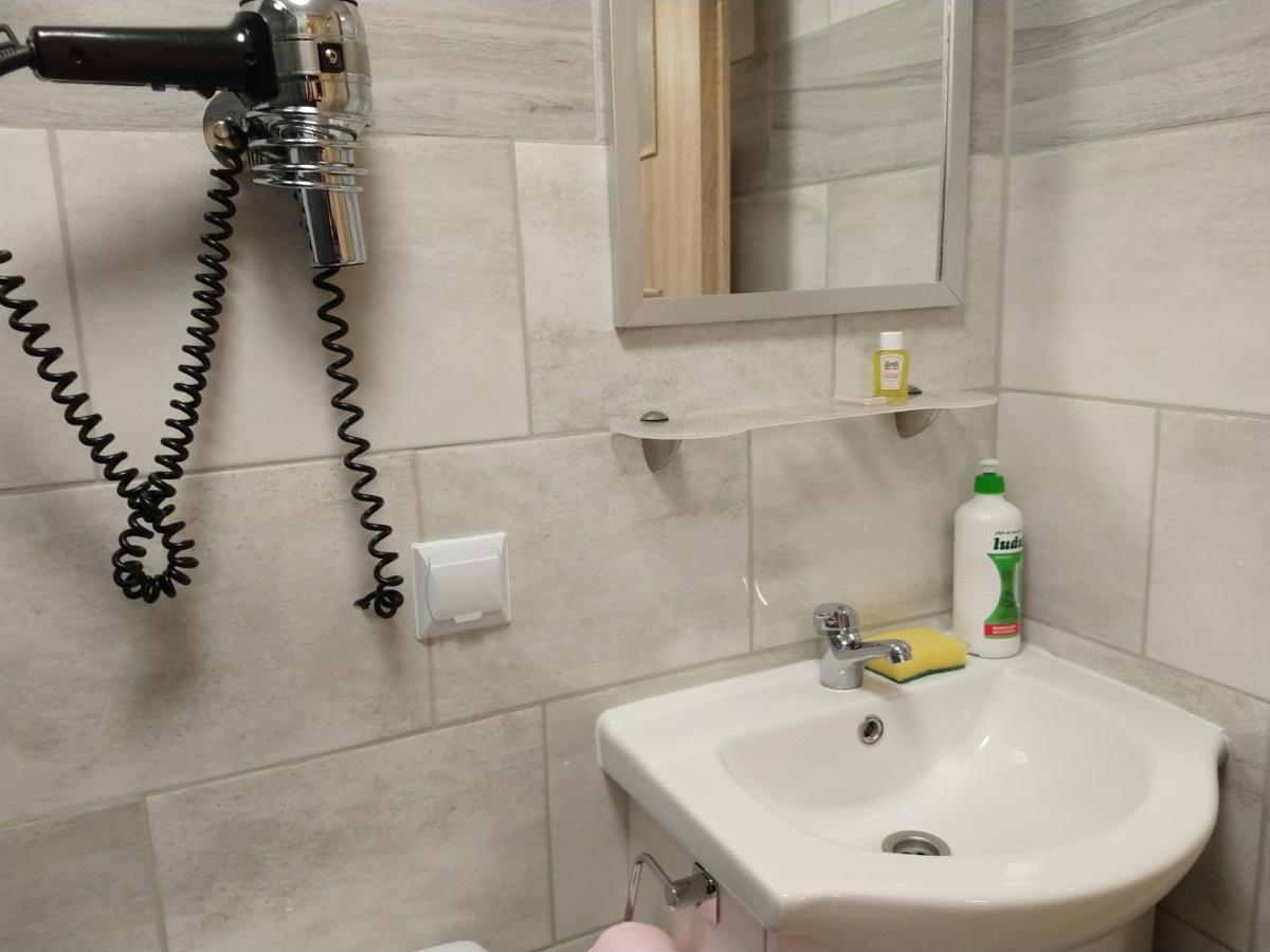 Bialy Slon Delux Hostel Gdynia Bagian luar foto