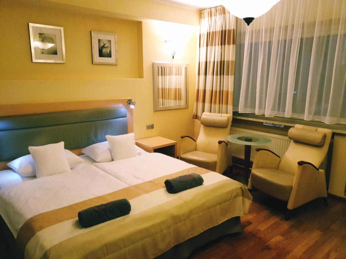 Bialy Slon Delux Hostel Gdynia Bagian luar foto