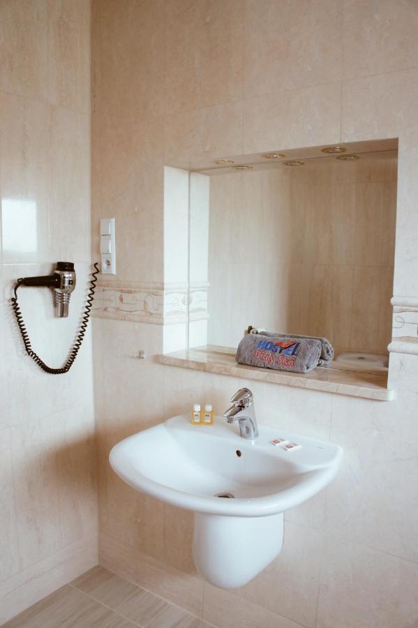 Bialy Slon Delux Hostel Gdynia Bagian luar foto
