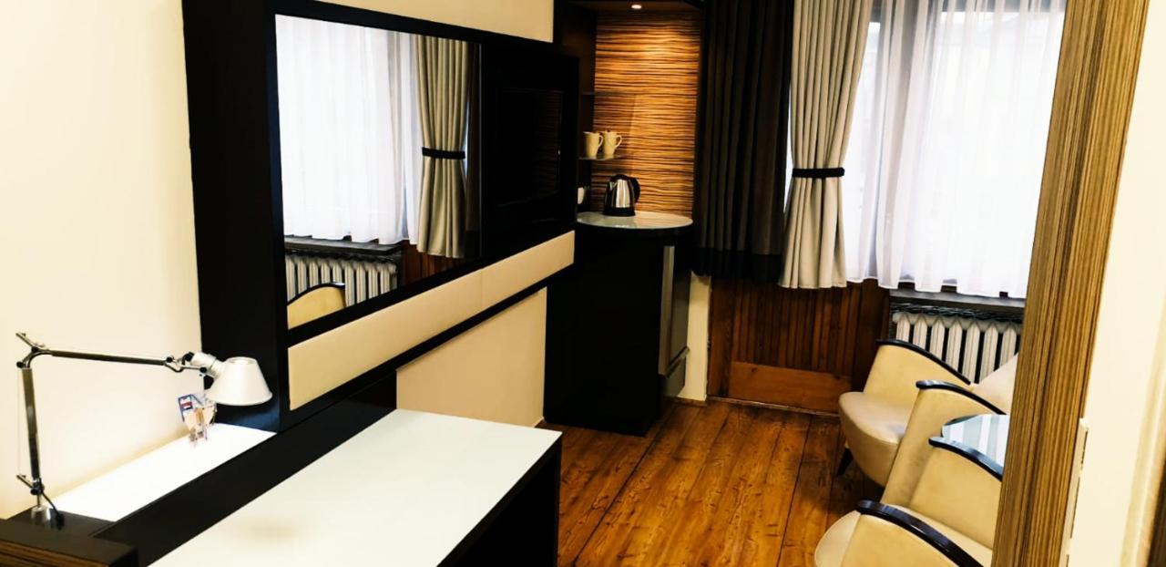 Bialy Slon Delux Hostel Gdynia Bagian luar foto